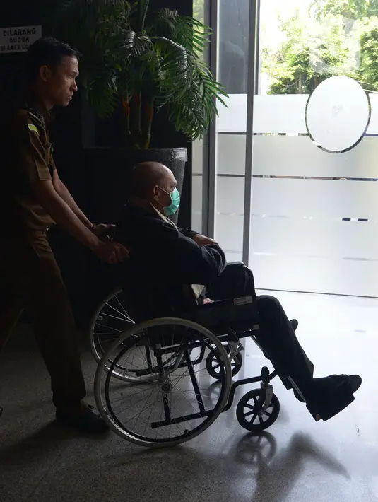 Terdakwa kasus kepemilikan senjata ilegal dan peluru tajam Kivlan Zen usai menjalani sidang pembacaan eksepsi di PN Jakarta Pusat, Rabu (18/12/2019). Majelis hakim PN Jakarta Pusat menunda sidang Kivlan Zen hingga 2 Januari 2020 melihat kondisinya yang masih sakit. (merdeka.com/Imam Buhori)