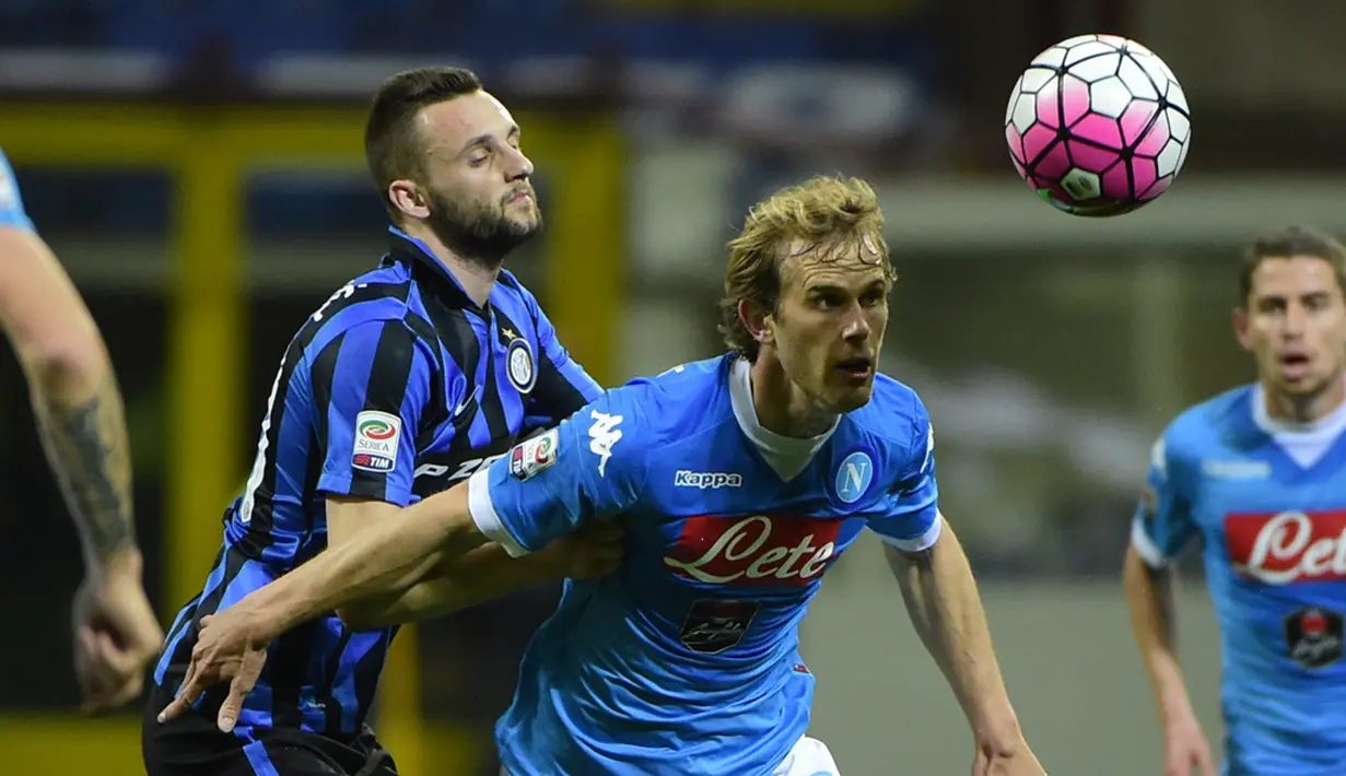 Pemain Inter Milan, Marcelo Brozovic (kiri), berebut bola dengan pemain Napoli, Ivan Strinic, pada lanjutan Serie A Italia di Stadion Giuseppe Meazza, Milan, Minggu (17/4/2016) dini hari WIB. (AFP/Olivier Morin)