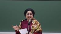 Megawati Soekarnoputri menyampaikan orasi ilmiah di hadapan mahasiswa-mahasiswi Universitas Soka, Tokyo, Jepang, Rabu (8/1/2020). (foto: istimewa)