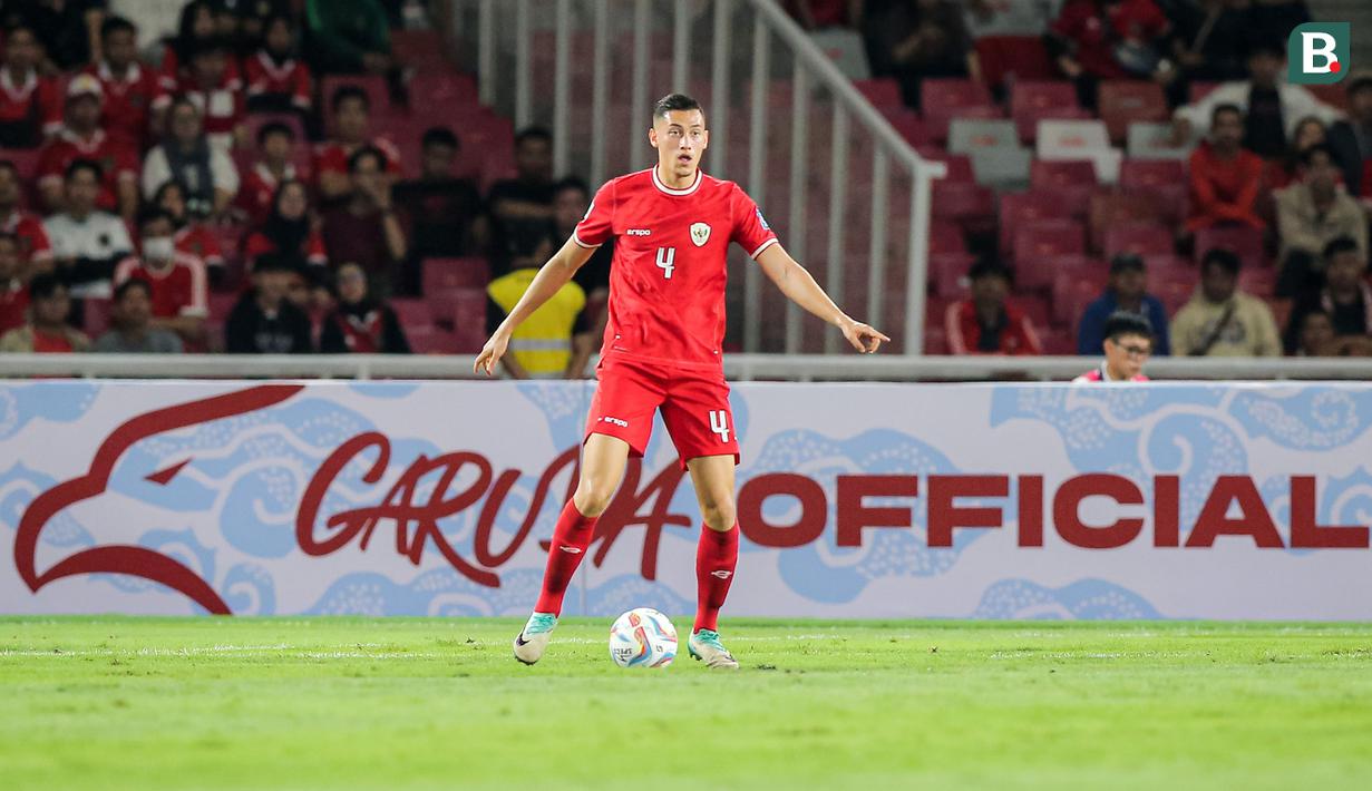 <p>Bek Timnas Indonesia, Jay Idzes menguasai bola saat menghadapi Vietnam pada laga Grup F kualifikasi Piala Dunia 2026 Zona Asia di Stadion Utama Gelora Bung Karno (SUGBK), Senayan, Jakarta, Kamis (21/3/2024). (Bola.com/Bagaskara Lazuardi)</p>