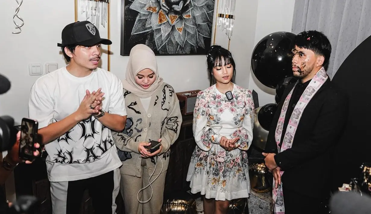 Kaget dengan surprise party tersebut, Thariq hanya bisa pasrah wajahnya tercoreng dengan kue ulang tahun. Meski Gen Halilintar absen di momen tersebut, netizen berkomentar bahwa Thariq terlihat begitu berbahagia dengan kejutan dari kakak sulungnya. (Liputan6.com/IG/@lucintaluna_manjalita)