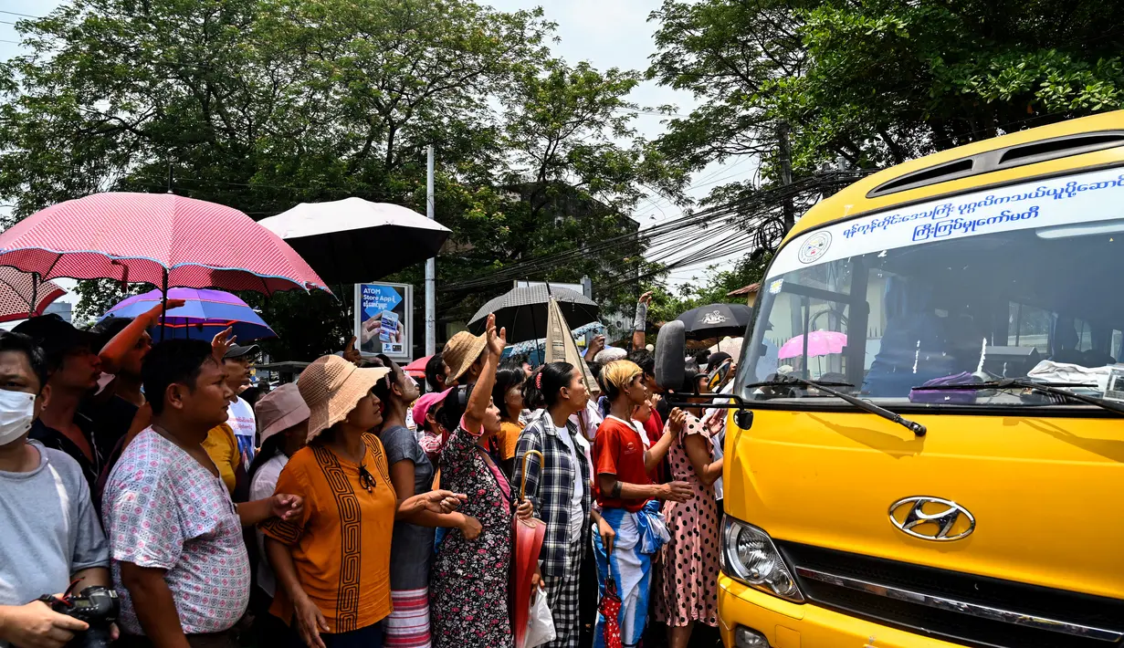 Seperti dilansir AFP, Senin (17/4/2023), militer Myanmar menangkap ribuan orang setelah melancarkan kudeta lebih dari dua tahun lalu. (AFP/STR)