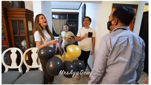 7 Momen Ayu Dewi dan Suami Rayakan Ultah Pernikahan ke-8, Penuh Kebahagiaan