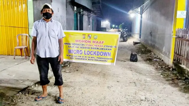 Warga menyekat jalan ke perumahan karena PPKM mikro di Pekanbaru beberapa waktu lalu.