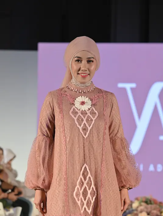 <p>Potongan gamis makin stylish dengan aksen motif yang dibentuk dari renda. [Foto: Scarf]</p>