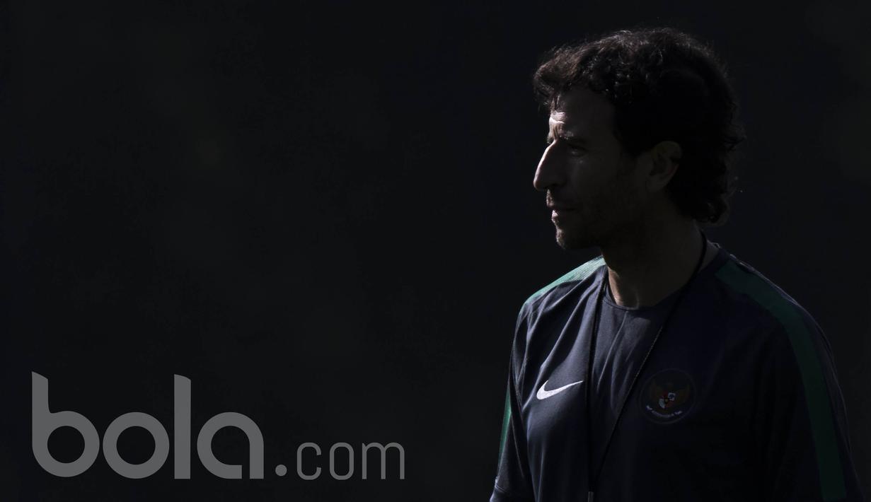 Pelatih Timnas Indonesia, Luis Milla, memantau seleksi Timnas Indonesia U-22 di Lapangan SPH Karawaci, Banten, Rabu (22/2/2017). (Bola.com/Vitalis Yogi Trisna)