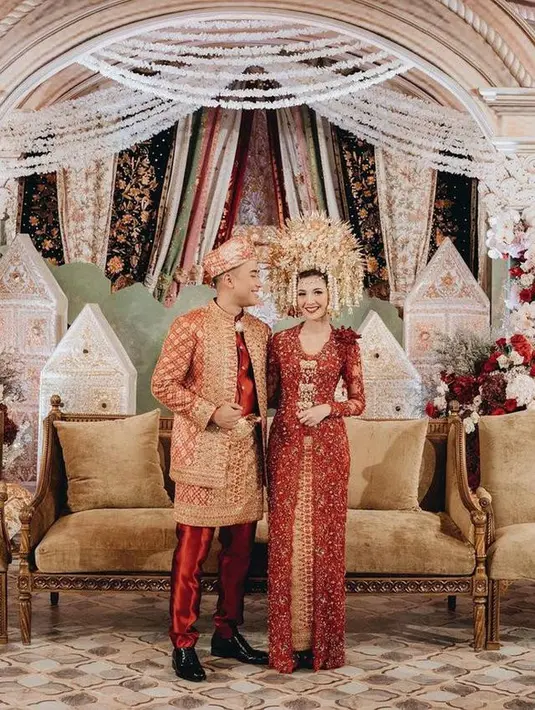 Vidi Aldiano dan Sheila Dara juga mengusung adat Minang dalam pernikahannya. Mereka mengusung adat Minang yang menampilkan kesan glamor pada resepsi pertama. (Instagram/@morden.co)