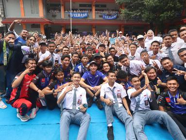 Pembalap rookie Prima Pramac Racing, Toprak Razgatlioglu, foto bersama siswa SMK Negeri 39 Jakarta, Cempaka Putih, Jakarta Pusat, Selasa (20/1/2026). (Bola.com/M Iqbal Ichsan)