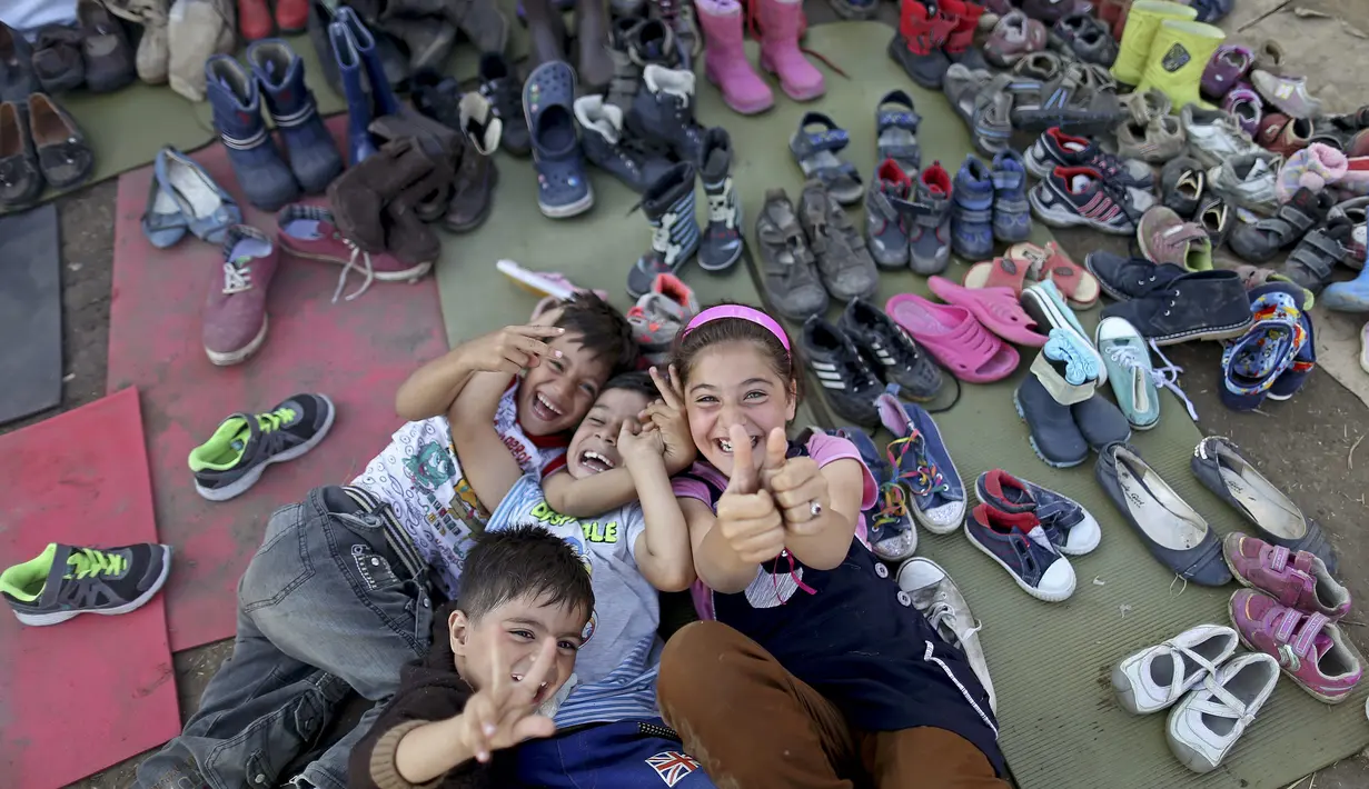 Sejumlah anak Imigran berkumpul di perbatasan Hungaria Serbia di Roszke, Hongaria (13/9/2015). (REUTERS / Dado Ruvic)