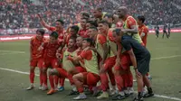 Para pemain Persija Jakarta merayakan gol kedua Gustavo Almeida pada laga pekan terakhir BRI Super League 2025/2026 pada Sabtu (23/5) sore WIB. (Bola.com/Abdul Aziz)