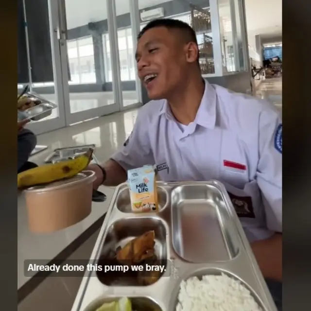 Viral Video Anak SMA Pamer Menu Makan Bergizi Gratis, sampai Dikomentari Admin Gerindra.  foto: TikTok @290707ns