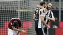 Striker Juventus, Gonzalo Higuain dan Giorgio Chiellini, melakukan selebrasi usai mencetak gol ke gawang AC Milan pada laga Serie A di Stadion San Siro, Sabtu (28/10/2017). AC Milan Takluk 0-2 dari Juventus. (AP/Luca Bruno)