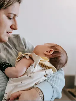 Merawat bayi membutuhkan banyak energi dan perhatian. Karena itu, ibu baru tetap perlu memiliki waktu untuk beristirahat, mengenali kebutuhan diri, dan memulihkan energi. (Foto/Dok: Pexels)