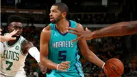 Nicolas Batum mengalami cedera saat Charlotte Hornets berhadapan dengan Detroit Pistons pada laga pramusim NBA 2017-18. (NBA)