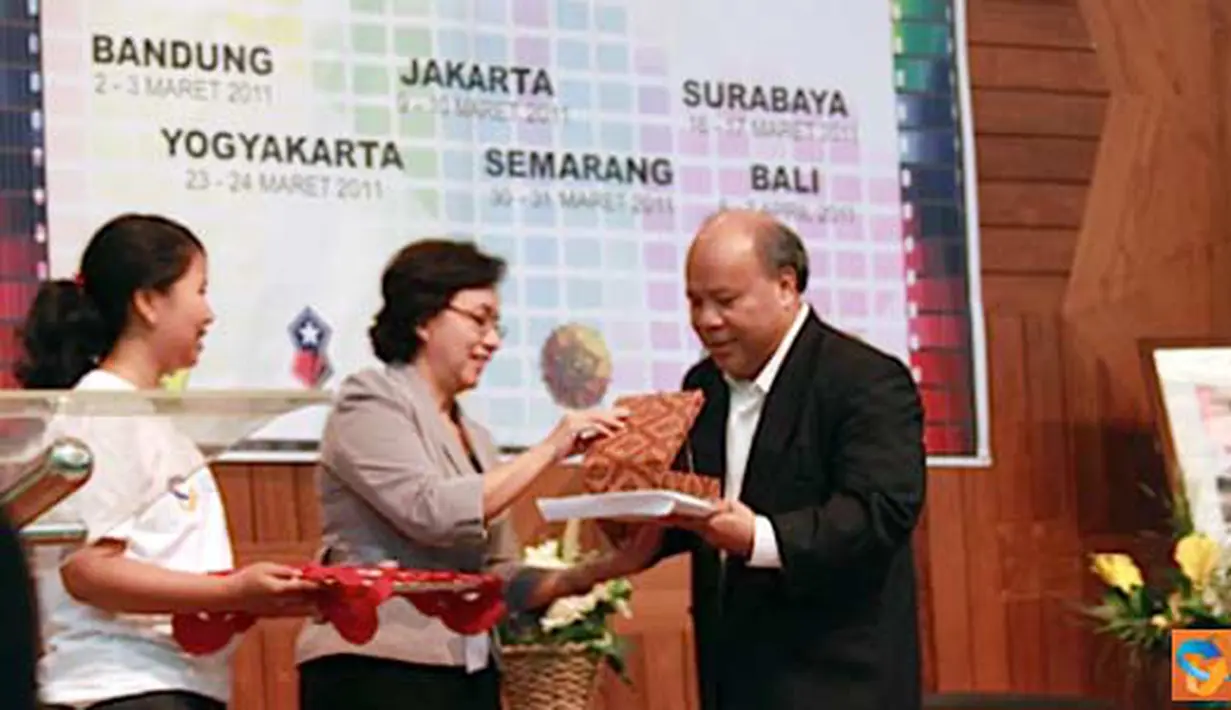 Citizen6, Jakarta: Penyerahan kenang-kenanganan SCTV-IISIP (Pengirim: Ady Permadi)