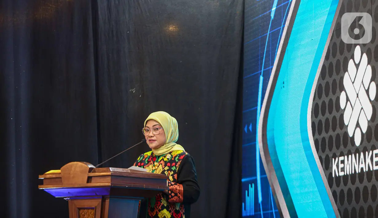 Menaker Ida Fauziyah memberikan sambutan saat peluncuran Satu Data Ketenagakerjaan di Kantor Kemnaker, Jakarta, Kamis (5/11/2020).  Peluncuran Satu Data Ketenagakerjaan sesuai Peraturan Presiden Nomor 39 Tahun 2019 tentang Satu Data Indonesi.(Liputan6.com/Faizal Fanani)