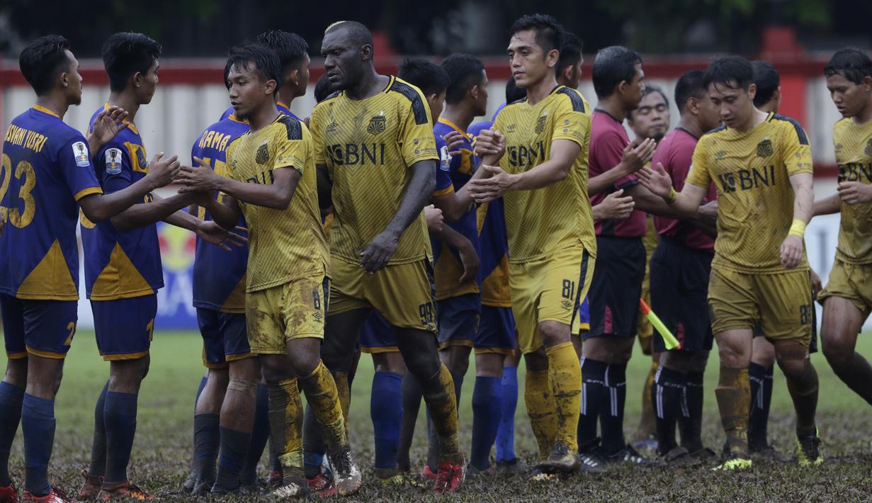 Para pemain Bhayangkara FC bersalaman dengan para pemain PSBL Langsa pada Piala Indonesia 2018 di Stadion PTIK, Jakarta, Jumat (1/2). Bhayangkara menang 4-3 atas PSBL. (Bola.com/Yoppy Renato)