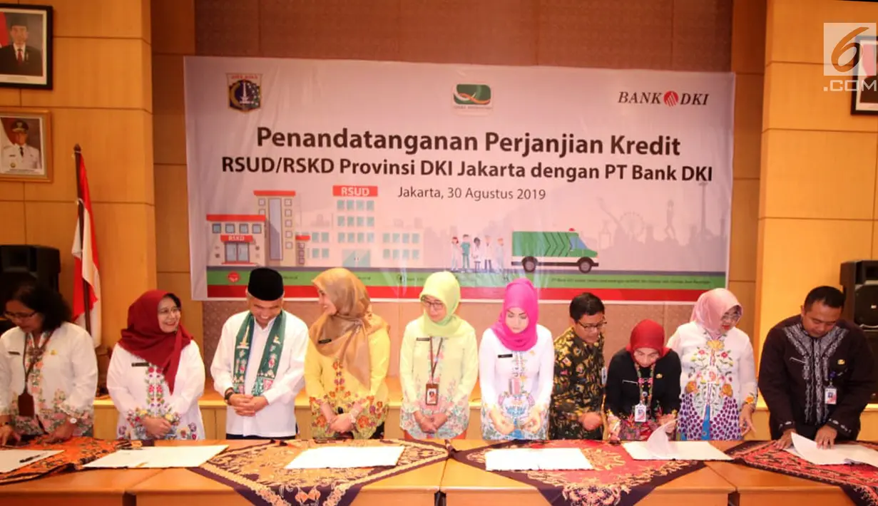 Direktur Kredit UMK & Usaha Syariah Bank DKI Babay Parid Wazdi (keempat kanan) menyaksikan penandatanganan Persetujuan Kredit Modal Kerja Pinjaman Tetap Berjangka senilai Rp93 bersama 6 perwakilan RSUD DKI Jakarta di Jakarta, Jumat (30/8/2019). (Liputan6.com/HO/Budi)