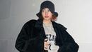 Tampil dengan kaus abu-abu, Lisa Blackpink pun terlihat menambahkan jaket tebal berwarna hitam senada dengan topi yang digunakan. Bahkan, dalam penampilannya ini ia tak menggunakan aksesoris berlebih namun tetap memesona. (Liputan6.com/IG/@lalalalisa_m)