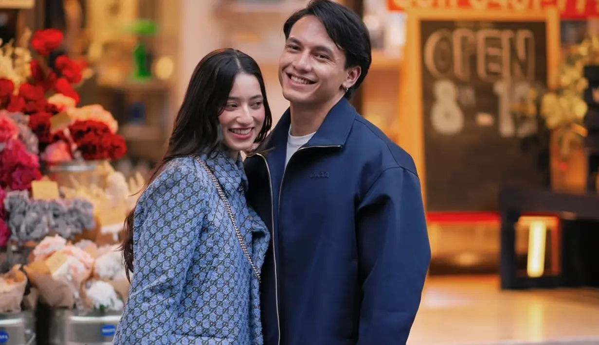 Melalui unggahannya, Jefri menulis, "Ending the year with you", yang mengisyaratkan momen spesial di akhir tahun. Ameera pun turut membagikan momen serupa dengan keterangan, "This year's perfect ending," dengan sama-sama membubuhi emotikon merah hati. (Liputan6.com/IG/@littlemisskhan)