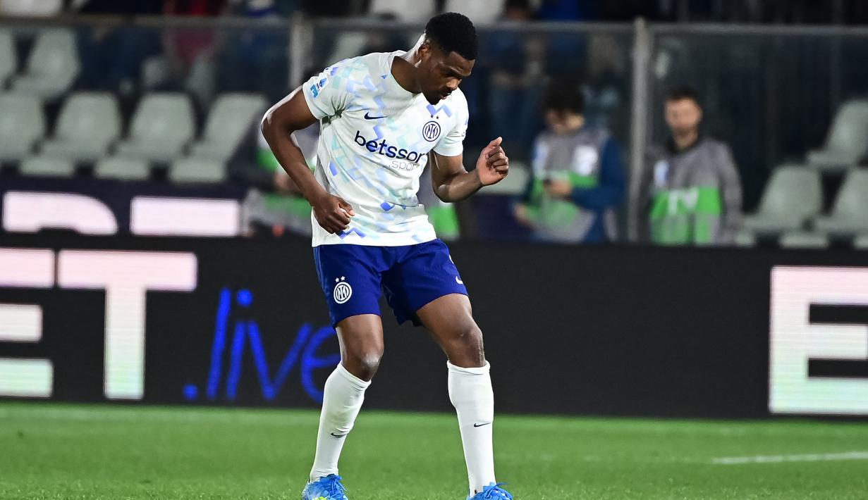 Selebrasi penyerang Inter Milan, Marcus Thuram saat mencetak gol ke gawang Como dalam lanjutan Serie A, Senin (13/4/2026) dini hari WIB. (AFP/Cruciatti Piero)