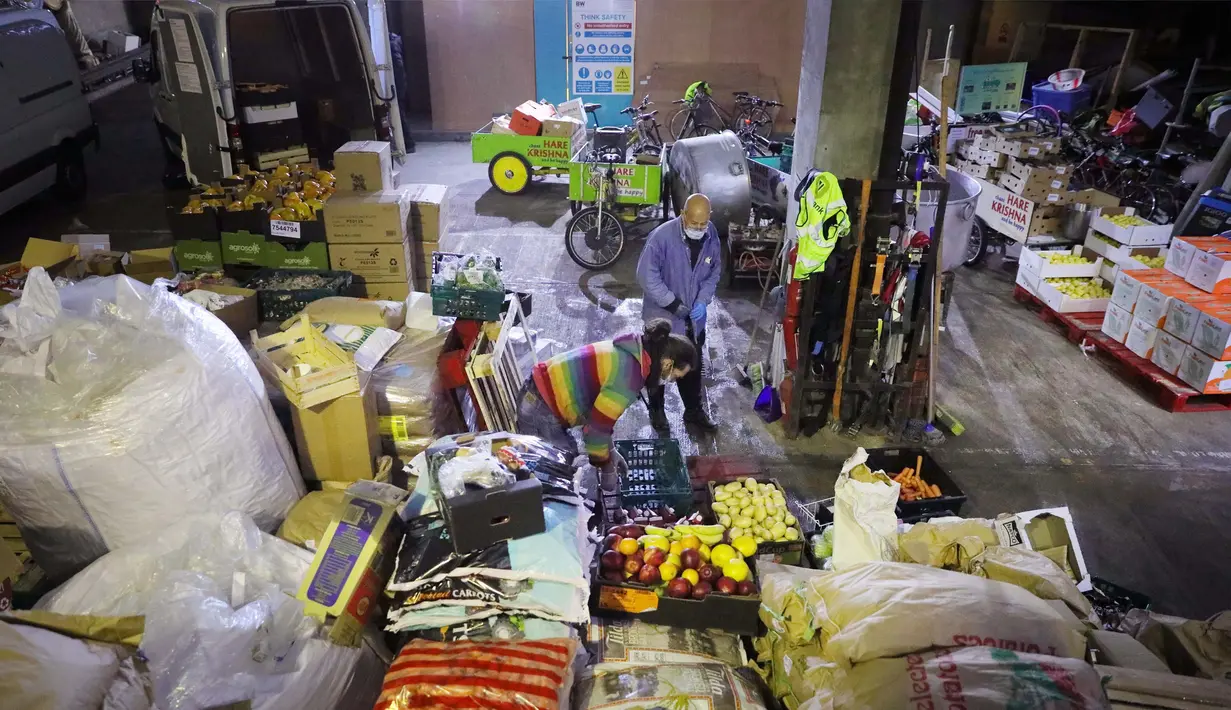 Para staf Food For All mempersiapkan makanan untuk tunawisma di London, Inggris, Selasa (31/3/2020). Pemerintah Inggris terus berupaya memerangi wabah corona COVID-19, sementara komunitas hingga badan amal berusaha menyediakan makanan bagi kelompok masyarakat paling rentan. (Xinhua/Tim Ireland)