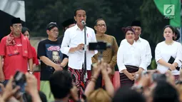 Presiden Joko Widodo memberi sambutan saat mengunjungi Festival Sarung Indonesia 2019, Plaza Tenggara Kompleks GBK, Jakarta, Minggu (3/3). Festival ini diikuti sejumlah perajin sarung tenun dari berbagai daerah. (Liputan6.com/Helmi Fithriansyah)