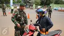 Personel TNI memeriksa pengendara motor yang akan masuk kawasan Gelora Bung Karno, Jakarta, Senin (6/3). Pengamanan ini terkait pelaksanaan KTT IORA 2017 yang digelar di Jakarta Convention Center 5-7 Maret. (Liputan6.com/Helmi Fithriansyah)