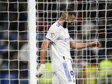 Reaksi pemain Real Madrid Karim Benzema saat melawan Osasuna pada pertandingan La Liga Spanyol di Stadion Santiago Bernabeu, Madrid, Spanyol, 27 Oktober 2021. Pertandingan berakhir 0-0. (AP Photo/Jose Breton)