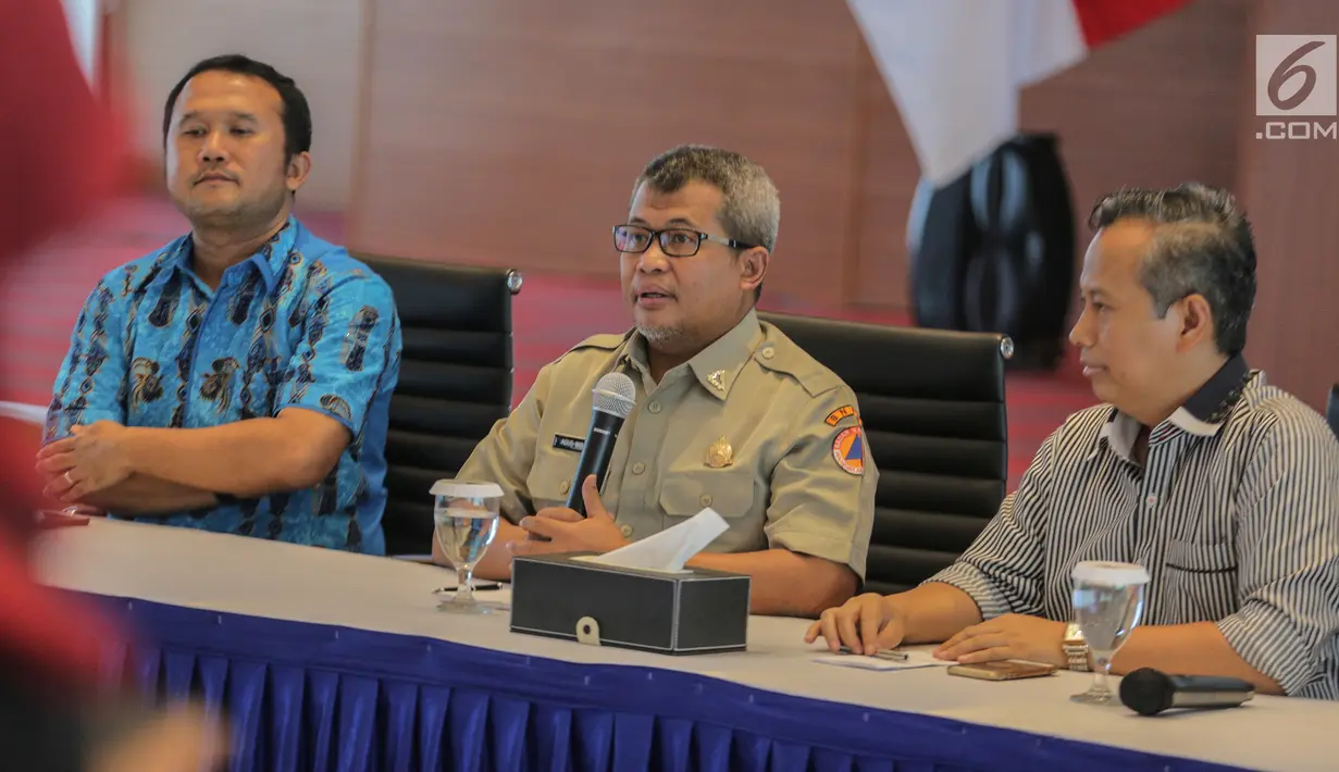 Plh Kepala Pusat Data, Informasi, dan Humas BNPB Agus Wibowo (tengah) memberi keterangan terkait kebakaran hutan dan lahan (karhutla) Sumatra dan Kalimantan di Gedung BNPB, Jakarta, Senin (23/9/2019). BNPB meminta bantuan doa dari DMI agar hujan turun di daerah karhutla. (Liputan6.com/Faizal Fanani)