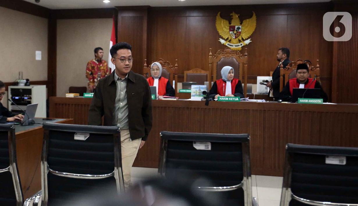 Dalam putusan sela tersebut, Majelis Hakim Pengadilan Negeri Jakarta Pusat menolak eksepsi atau nota keberatan dari empat terdakwa penghasutan kerusuhan Agustus 2025, Delpedro Marhaen dan kawan-kawan. Tampak dalam foto, Delpedro Marhaen saat tiba untuk mengikuti sidang lanjutan dugaan penghasutan kerusuhan pada Agustus 2025 di Pengadilan Negeri Jakarta Pusat, Kamis (8/1/2026). (Liputan6.com/Helmi Fithriansyah)