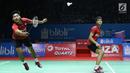 Ganda putra Indonesia, Ricky Karandasuwardi/Angga Pratama mengembalikan kok ke arah He Jiting/Tan Qiang (China) pada 32 besar Indonesia Open 2018 di Istora GBK, Jakarta, Rabu (4/7). Ricky/Angga unggul 16-21, 21-17, 26-24. (Liputan6.com/Helmi Fithriansyah)
