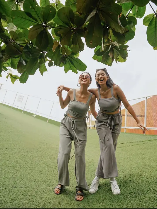 <p>One set dengan detail tali serut berwarna abu - abu adalah outfit santai yang dapat kamu gunakan bersama saudaramu. (instagram/elizrahajeng)</p>