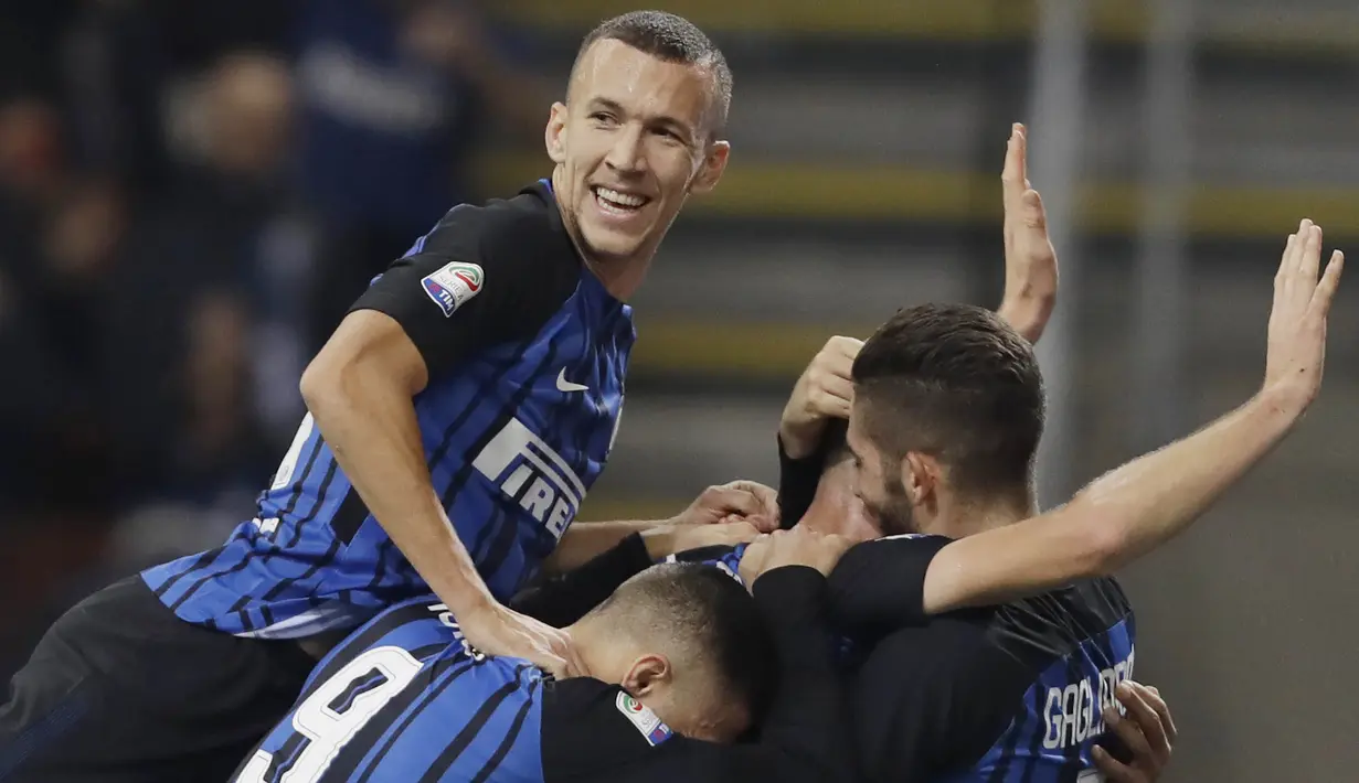 Para pemain Inter Milan merayakan gol yang dicetak oleh Milan Skriniar ke gawang Sampdoria pada laga Serie A di Stadion Giuseppe Meazza, Selasa (24/10/2017). Inter Milan menang 3-2 atas Sampdoria. (AP/Luca Bruno)