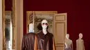 Alih-alih menampilkan koleksi melalui peragaan busana di Paris Fashion Week,  Jonathan Anderson memilih konsep yang lebih tenang dan artistik. [Dok/LOEWE].