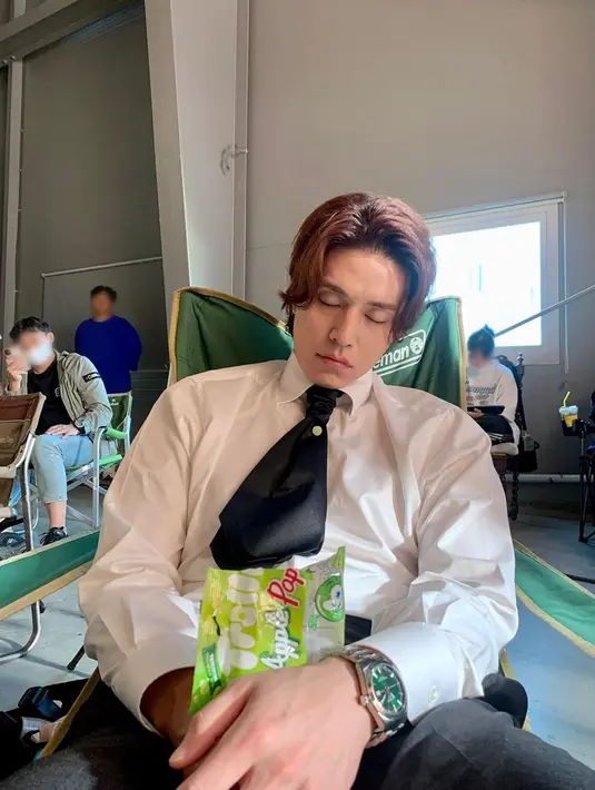 Lee Dong Wook di balik layar drakor Tale of the Nine-Tailed 1938. (Instagram/ leedongwook_official)