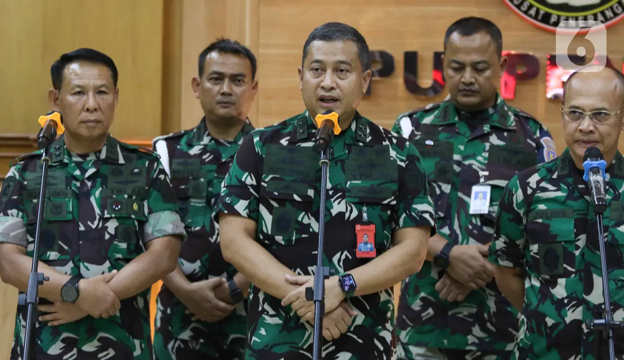 Sebab, Kabasarnas merupakan prajurit TNI dan tunduk pada ketentuan militer. (Liputan6.com/Herman Zakharia)
