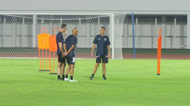 Gerald Vanenburg, Frank Van Kempen, dan Simon Tahamata dalam sesi latihan Timnas Indonesia U-23 di Stadion Madya, GBK, Jakarta, Kamis (17/7/2025). (Bola.com/Muhammad Iqba...                    </div>

                    <div class=