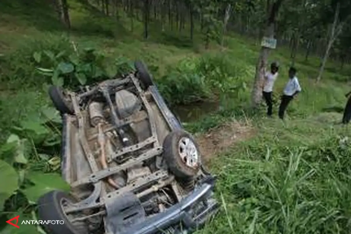 angkot-terbalik-140211b.jpg