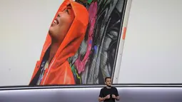 Vice President of Product Management Google, Mario Queiroz menjelaskan tentang ponsel Pixel 2 saat acara Google di SFJAZZ Center, California, Rabu (4/10). Kedua seri Pixel 2 ini menggunakan sistem operasi Android 8.0 Oreo. (AP Photo/Jeff Chiu)