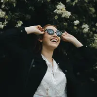 Ilustrasi perempuan bahagia dan menyenangkan/copyright unsplash.com/Henri Pham