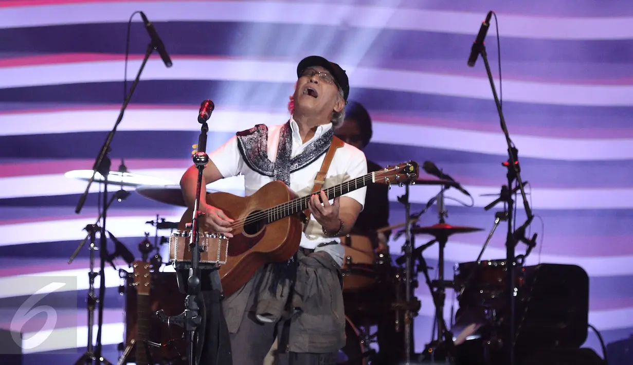 Musisi legendaris Iwan Fals menandai penampilan perdananya dalam acara Jakarta International BNI Java Jazz 2017 di JIExpo Kemayoran, Jakarta, Minggu (5/3). Iwan Fals membuka penampilan dengan lagu "Yang Terlupakan". (Liputan6.com/Herman Zakharia)