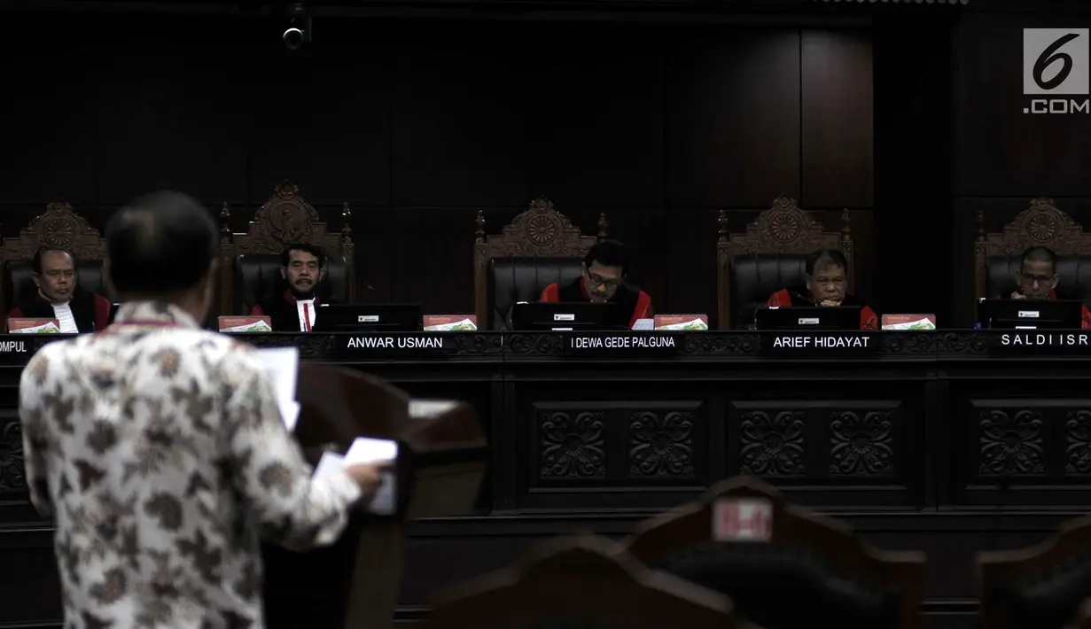 Suasana sidang pembahasan UU No. 19 Tahun 2003 tentang BUMN di MK, Jakarta, Rabu (18/4). Pengujian UU BUMN dimohonkan oleh Albertus Magnus Putut Prabantoro dan Letjen TNI (Purn) Kiki Syahnarki. (Merdeka.com/Iqbal Nugroho)