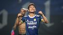 <p>Pemain Persib Bandung, Daisuke Sato merayakan kemenangan atas Bhayangkara FC pada laga lanjutan BRI Liga 1 2022/2023 antara Persib Bandung melawan Bhayangkara FC di Stadion Pakansari, Bogor, Jumat (24/03/2023). (Bola.com/Bagaskara Lazuardi)</p>