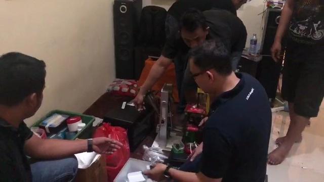 Satuan Narkoba Polres Metro Jakarat Barat di pabrik ekstasi jenis baru. (dok polisi)