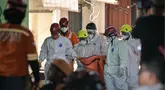 Tim pencari dan penyelamat membawa kantong jenazah dari lokasi runtuhnya bangunan musala di Pondok Pesantren Al Khoziny di Sidoarjo, Jawa Timur, pada 6 Oktober 2025. (JUNI KRISWANTO/AFP)