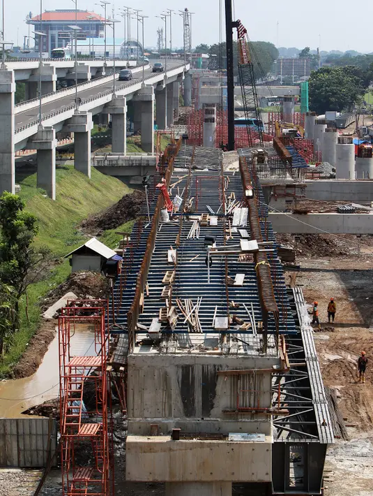 Suasana pembangunan kereta tanpa pengemudi atau APMS di Terminal 3 Bandara Soekarno Hatta, Tangerang, Senin (24/04). Kereta tanpa awak rencana akan dioperasikan pada September 2017. (Liputan6.com/Fery Pradolo)