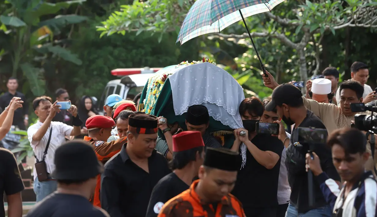 Diberitakan sebelumnya, Mpok Alpa dinyatakan meninggal dunia setelah berjuang melawan kanker payudara selama beberapa waktu belakangan. (KapanLagi.com/Budy Santoso)