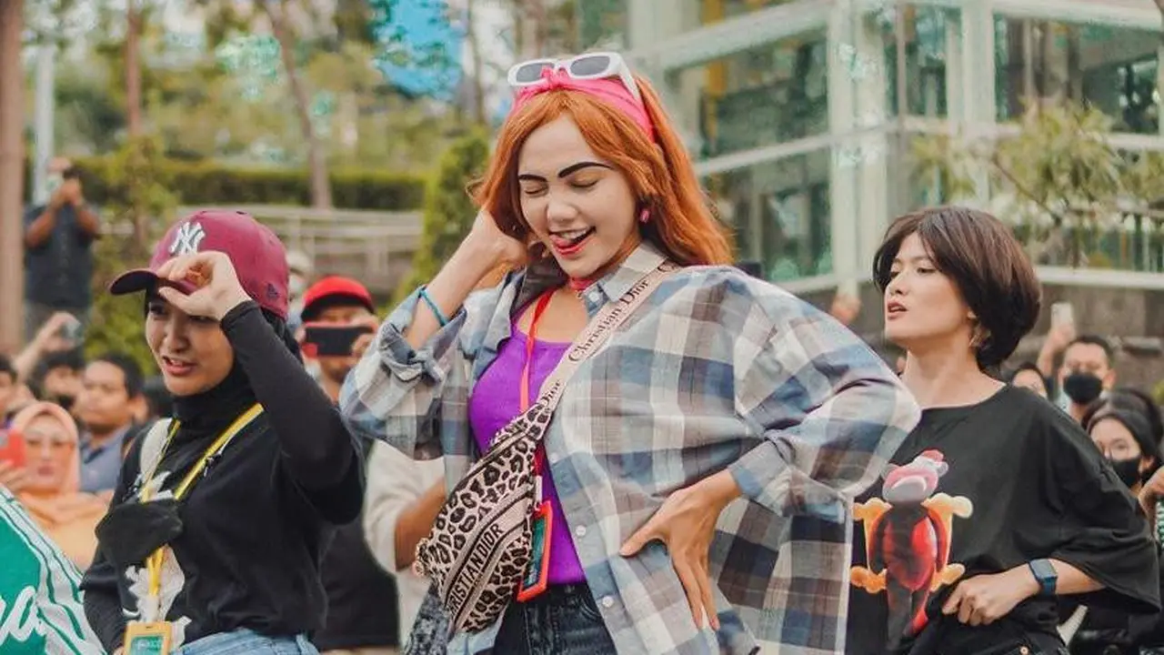 Adu Gaya 6 Artis Melenggang di Citayam Fashion Week, Terbaru Rina Nose hingga Zaskia Sungkar