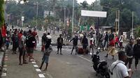Massa turun ke jalan dalam unjuk rasa yang berujung kerusuhan di kota Manokwari, Papua, Senin (19/8/2019). Aksi masyarakat Papua ini merupakan buntut dari kemarahan mereka atas peristiwa yang dialami mahasiswa asal Papua di Surabaya dan Malang, serta Semarang beberapa hari lalu. (STR / AFP)